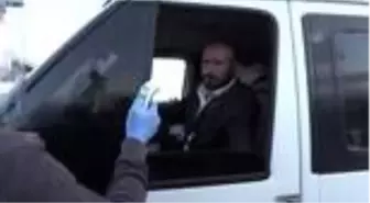 Adıyaman'da uygulama yapan ekipler sürücü ve yolcuların ateşini ölçüyor