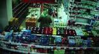 Çöp konteynerinden malzeme toplayan kadının ihtiyaçlarını polis karşıladı
