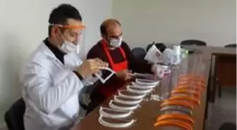 Kırıkhan'da siperlik maske üretiliyor