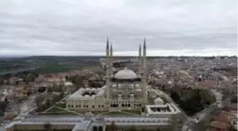 Selimiye Camisi'nin minarelerine 'Evde Kal Türkiye' yazılı mahya asıldı