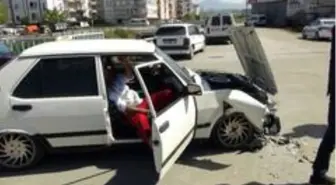 Kontrolsüz kavşakta otomobiller çarpıştı: 1 yaralı