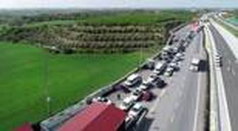 Otoyolda binlerce araç ve vatandaş korona virüs denetimine girdi