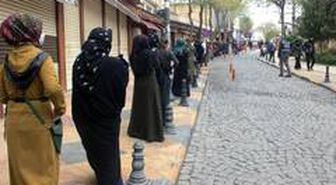 Parasını almak isteyen vatandaşlar sosyal mesafeye uyunca 2 kilometre uzunluğunda kuyruk oluştu
