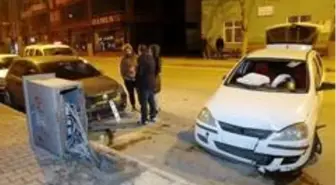 Alkollü sürücü önce otomobile, sonra elektrik panosuna çarptı