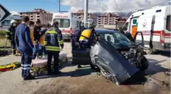 Erzincan'da çekiciyle otomobil çarpıştı: 3 yaralı