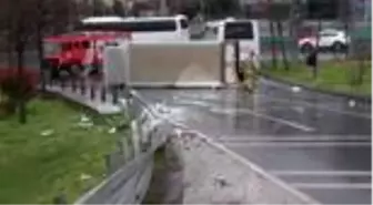 ESENLER'DE VİRAJI ALAMAYAN KAMYON DEVRİLDİ