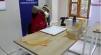 Gençler tarafından üretilen 1000 siperlik sağlıkçılara teslim edildi