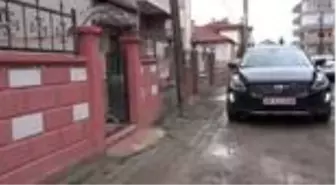 Gül Nisa, kumbarasındaki parayı Milli Dayanışma Kampanyası'na bağışladı
