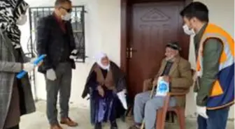 Gürpınar belediyesi ilçede bulunan tüm yaşlılara hijyen paketi dağıttı