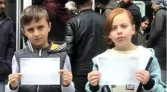 İkiz kardeşler, tablet almak için topladıkları paraları 'Biz Bize Yeteriz' kampanyasına bağışladı