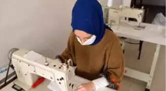 Kadınlardan siperlik maske üretimi
