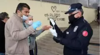 Kırıkkale'de pazarcı esnafına ve vatandaşlara ücretsiz maske dağıtıldı