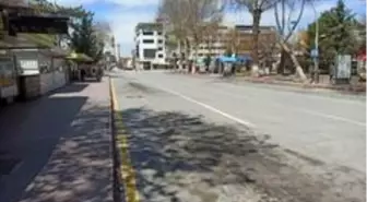 Malatya'da ana caddeler boş kaldı