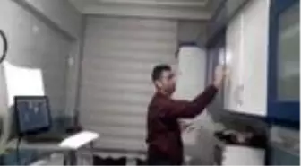 Mutfak dolabını yazı tahtası yaparak öğrencilerine ders anlattı