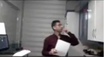 Öğretmenden örnek davranış; mutfak dolabının üzerinde ders anlattı