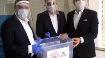 Samsun'da gönüllü gençler sağlık çalışanları için siper maske üretti