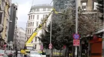 Beyoğlu'nda fırtına nedeniyle uçan iskele vatandaşları korkuttu