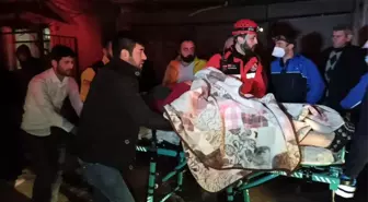 3 katlı binada çıkan yangın mahalleliyi sokağa döktü