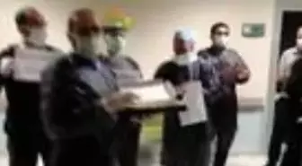 Doktorlar mesai arkadaşlarını önce alkışladı sonra baklava ikram etti