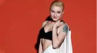 Şarkıcı Güliz Ayla'dan karantinada direk dansı yaptı