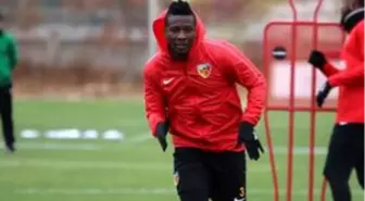 Asamoah Gyan koronavirüsten korunmak için geleneksel yöntemlere başvurdu