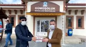 Pursaklar Belediye Başkanı sokak sokak maske dağıttı