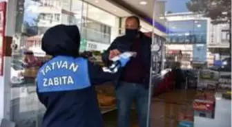 Tatvan Belediyesinden esnafa ücretsiz maske dağıtımı