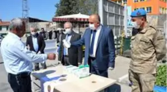 Kaymakam Doğan, pazar yerinde maske dağıttı