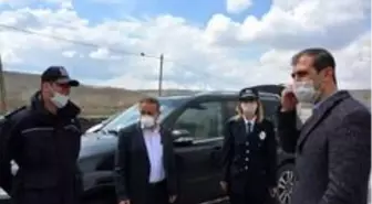 Kaymakam ve Belediye başkanı görev başındaki polislere tatlı ikramında bulundu