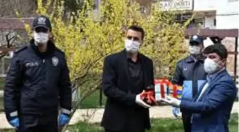 Tufanbeyli belediye Başkanı Ergü'den polislere dezenfekte ve maskeli kutlama