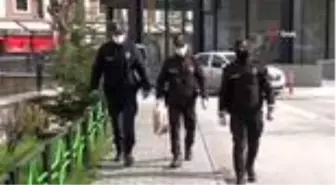 Yardıma gelen polis ve bekçileri kapıda 'Fetih Suresi' ile karşılıyor