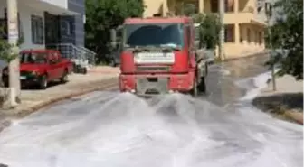 Toroslar Belediyesi, sokakları yıkayarak dezenfekte ediyor