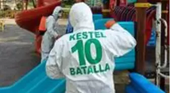 Bursa'da belediye görevlisi, 'Batalla' yazılı tulumuyla dezenfekte çalışmaları yaptı