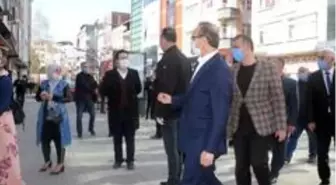 Hem uyardı hem de maske dağıttı