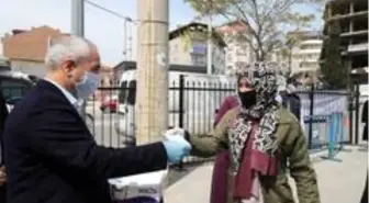 Başkan Büyükgöz semt pazarında maske ve eldiven dağıttı