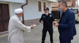 Şehit Kaymakam Safitürk'ün babasına emekli maaşını polis ekipleri evinde teslim etti