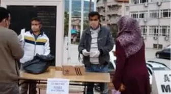 Yayladağı Kaymakamı Yılmaz vatandaşlara maske dağıttı