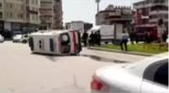 Hatay'da ticari aracın çarptığı ambulans devrildi: 3 yaralı