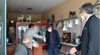 Kaymakam Çalışır maske dağıttı