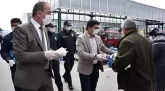 Tomarza kaymakamı ve belediye başkanı maske ile eldiven dağıttı