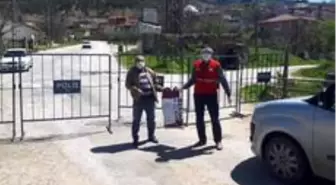 Aç kalan sokak hayvanları için Vefa Sosyal Destek Grubunu arayıp yadım istedi