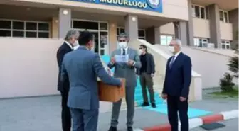 Iğdır'da öğretmenler polisler için siperlikli maske üretti