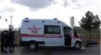 Ambulans ile otomobil çarpıştı: 2 yaralı