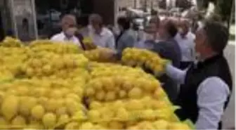 Sağlık çalışanlarına limon dağıtıldı