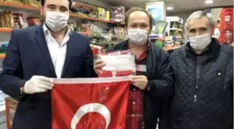 Çorlu Bakkallar Odası esnafa bayrak ve maske dağıttı