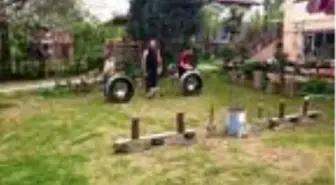 Evde sıkılan çocukları için bahçesine oyun parkuru kurdu