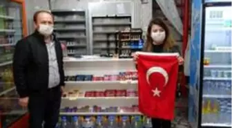 Çorlu'daki bakkallara maske ve Türk bayrağı dağıtıldı