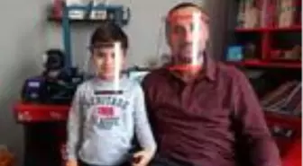 7 yaşındaki Tuğrul, evde sağlık çalışanları için siperlik maske üretiyor