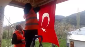 Emekli öğretmenin Türk bayrağı talebini, Vefa Sosyal Destek Grubu yerine getirdi