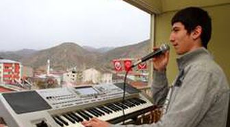 Evinin balkonundan 23 Nisan programı yaptı
